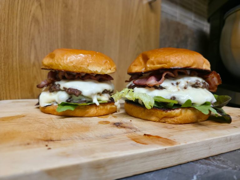 Frisch zubereiteter Smash Burger