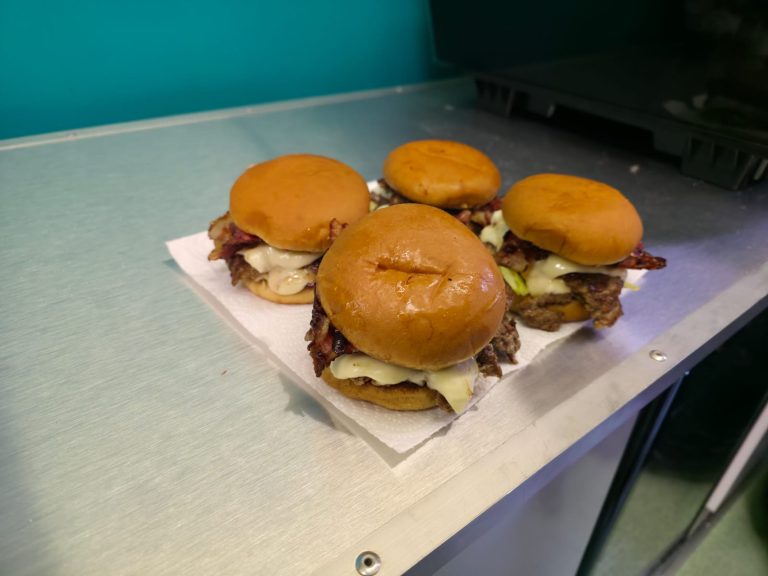 Burger mit karamellisierten Zwiebeln