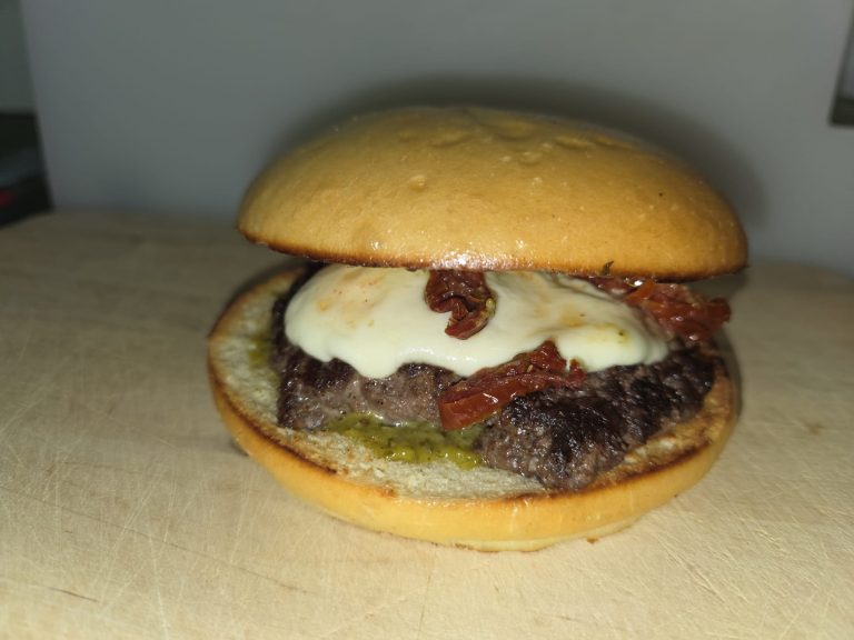 Italienischer Burger mit Mozzarella und Pesto